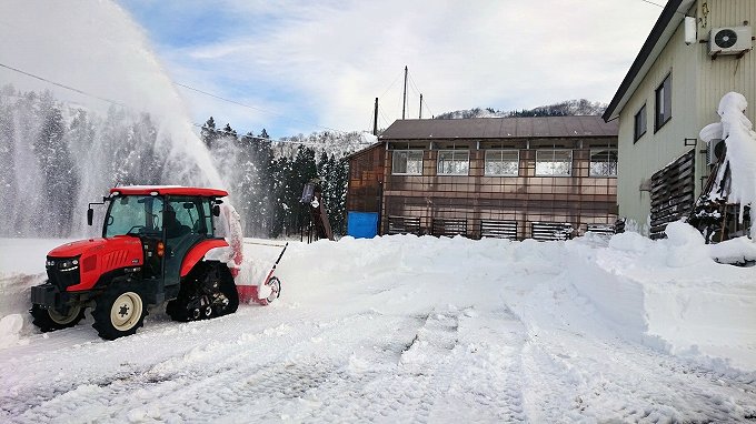 トラクターを利用した除雪作業